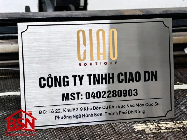 Bảng tên công ty alu sang trọng bền chắc đẹp hiện đại giúp nâng tầm hình ảnh thương hiệu