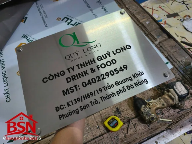 Bảng tên công ty alu hiện đại bền đẹp giá rẻ vẫn đảm bảo thẩm mỹ cao cấp cho doanh nghiệp