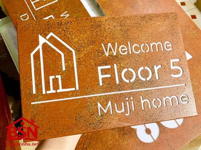 bảng số nhà rỉ sét bền đẹp cho không gian ngoại thất