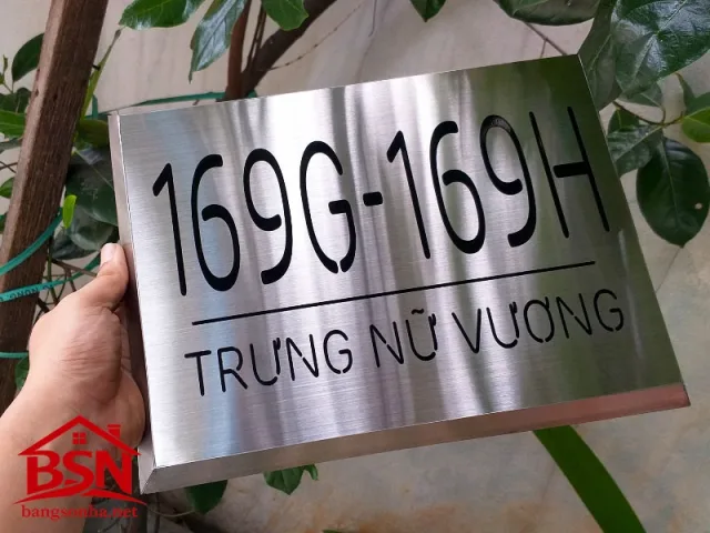 Bảng số nhà inox in UV đẹp bền phù hợp nhà phố cao cấp