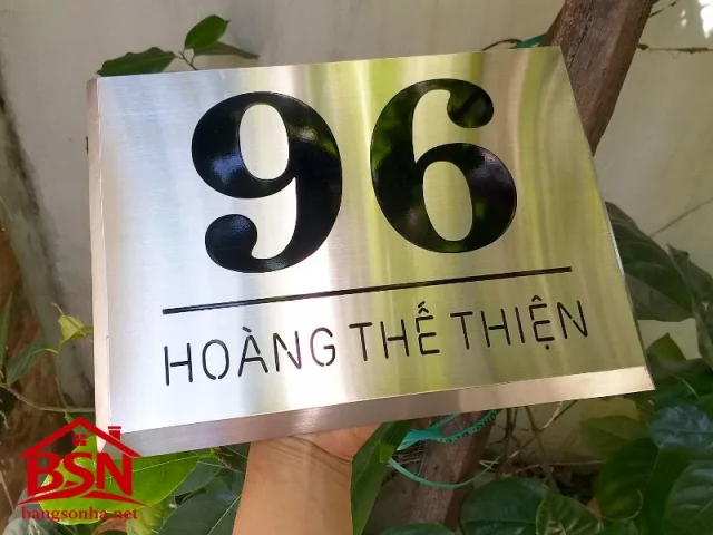 Bảng số nhà inox in UV thi công nhanh cho mặt tiền cao cấp