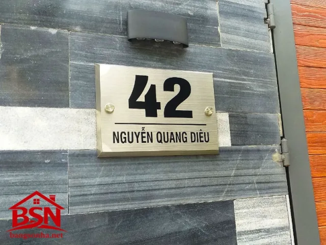 Bảng số nhà inox in UV bền đẹp sang trọng cho lối vào nhà