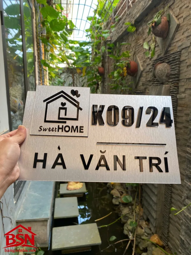 Bảng số nhà alu xước bạc chữ nổi đen SweetHome