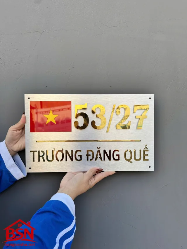 Bảng số nhà alu nền bạc xước có cờ Việt Nam