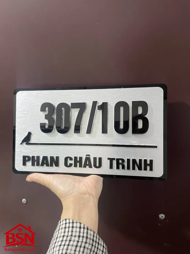 Bảng số nhà alu xước bạc chữ nổi đen viền đen