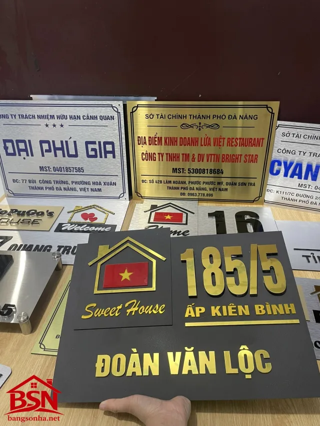 Bảng số nhà alu nền đen nhám chữ vàng cao cấp