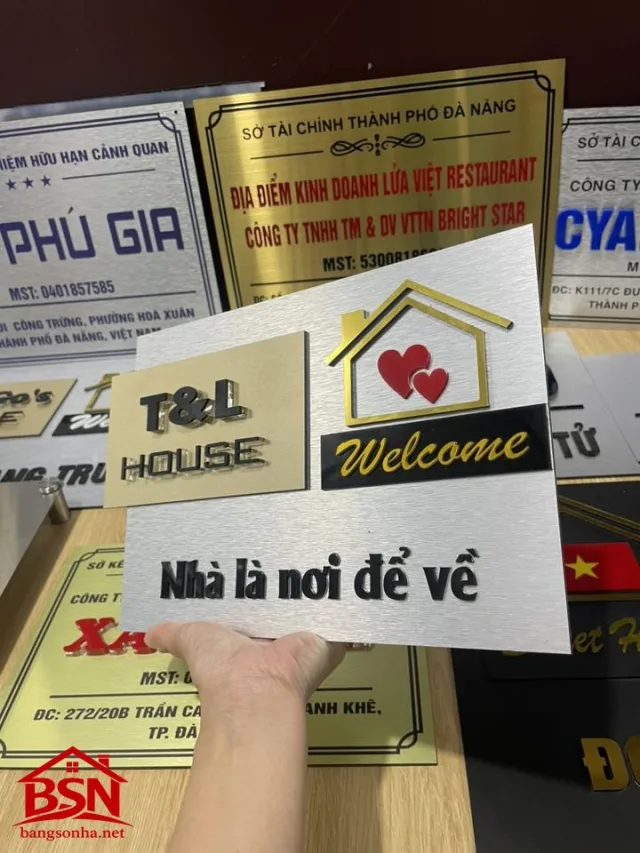 Bảng số nhà alu xước bạc T&L House chữ nổi đen