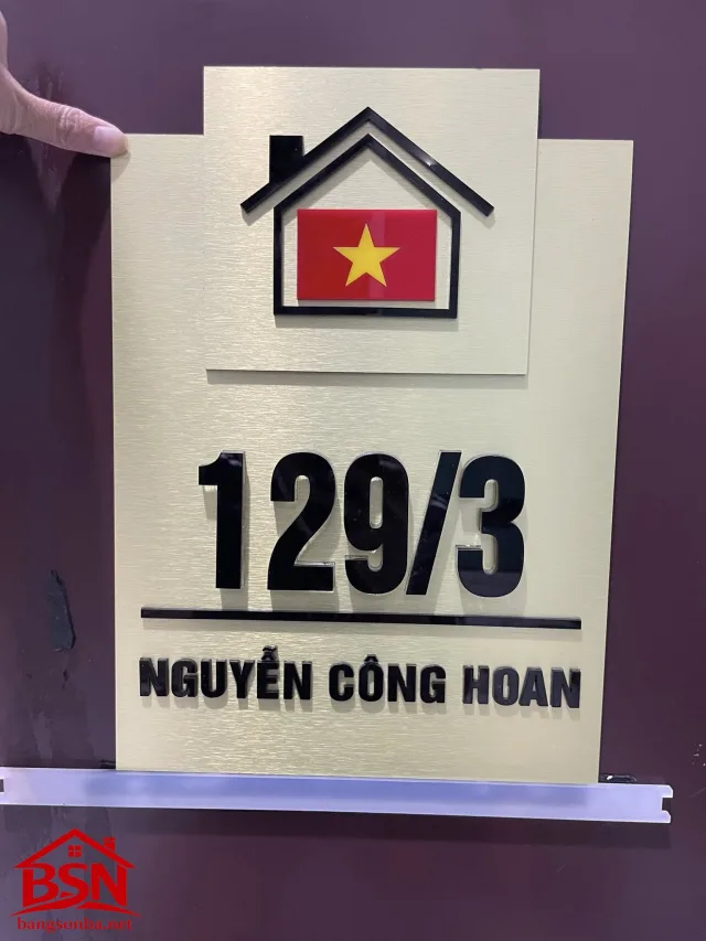 Bảng số nhà alu chữ nổi đen nền vàng xước