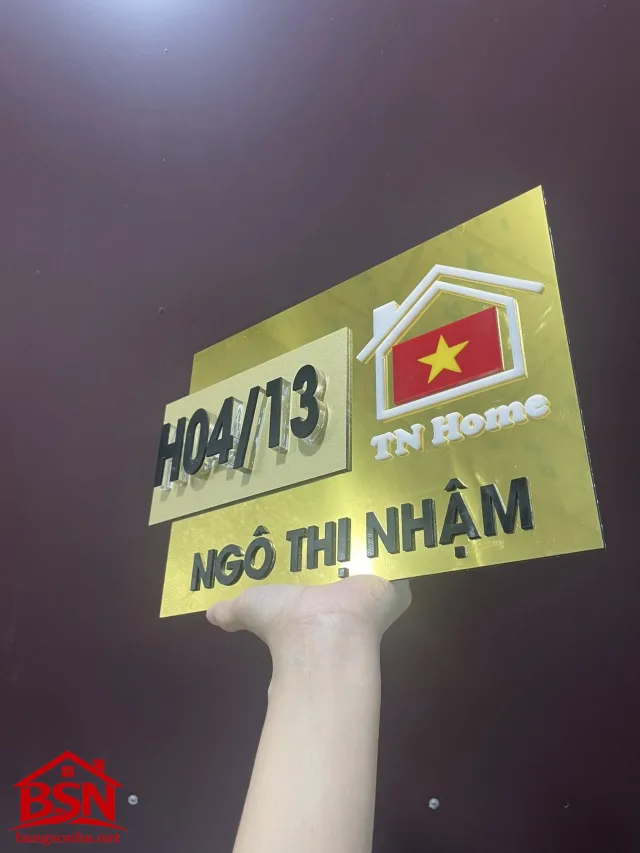Bảng số nhà mica nổi đen nền alu vàng sang trọng mẫu 2