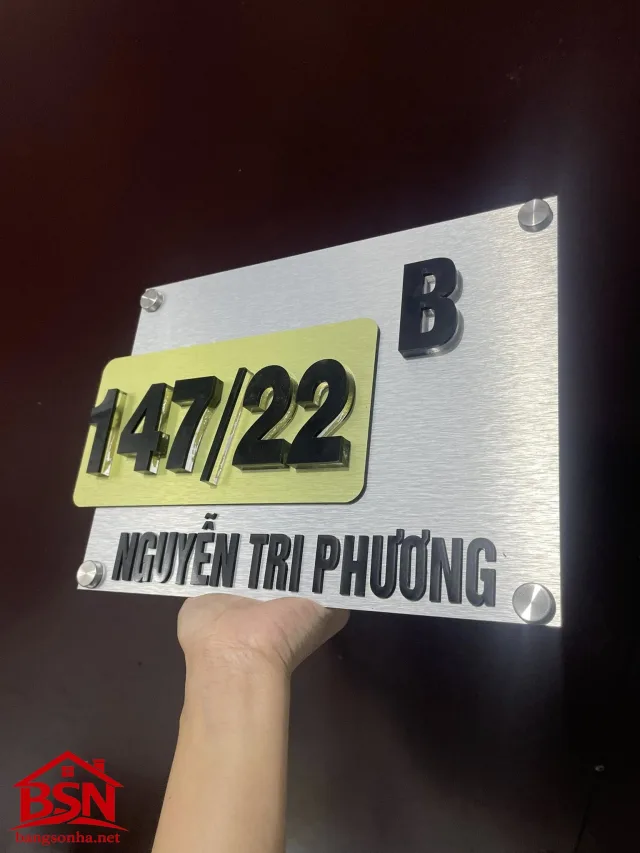 Bảng số nhà alu nền bạc chữ đen hiện đại