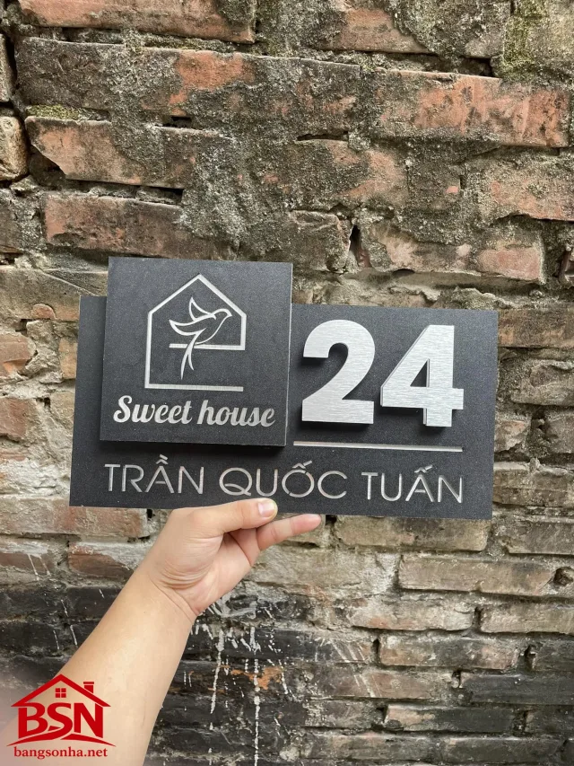 Bảng số nhà chữ nổi bạc phong cách hiện đại