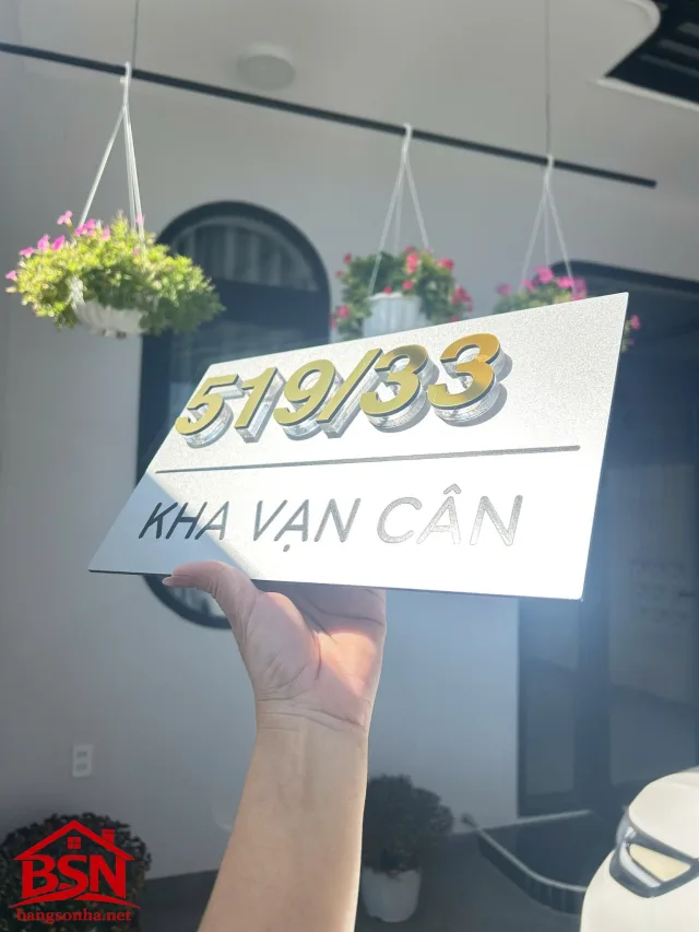 Bảng số nhà nền bạc hiện đại chữ nổi vàng