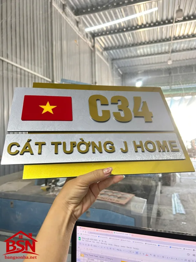 Bảng số nhà nền bạc vân đá chữ vàng gương