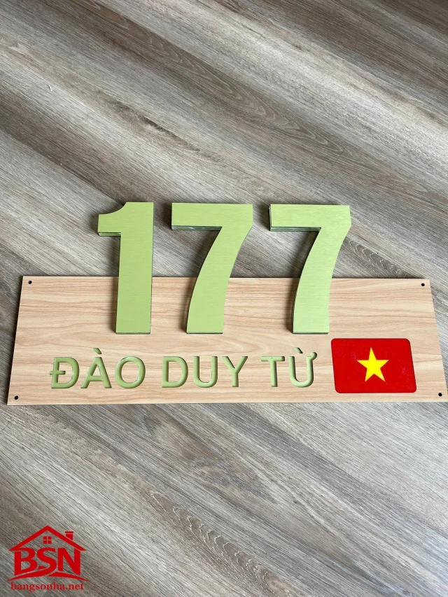 Bảng số nhà có lá cờ Việt Nam nền vân gỗ