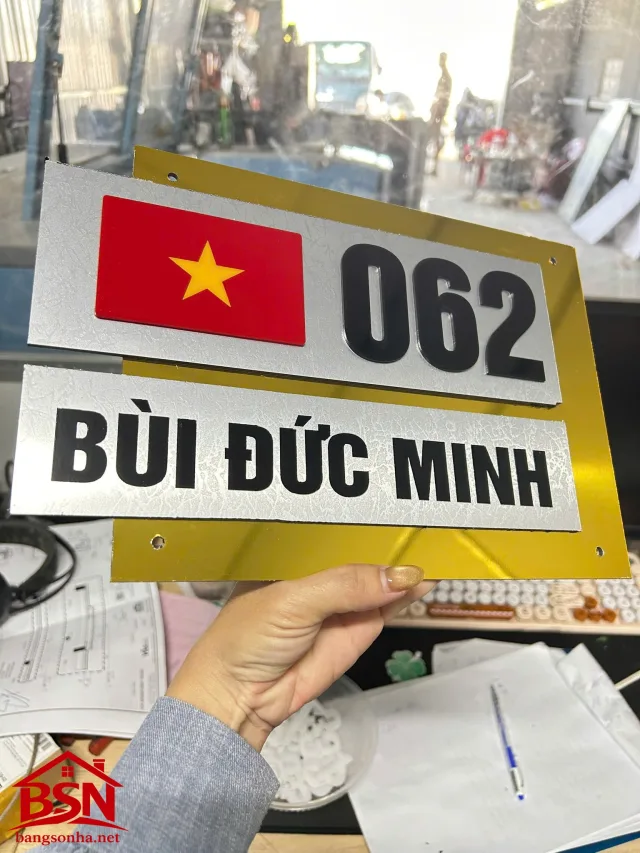 Bảng số nhà có cờ Việt Nam nền vàng gương
