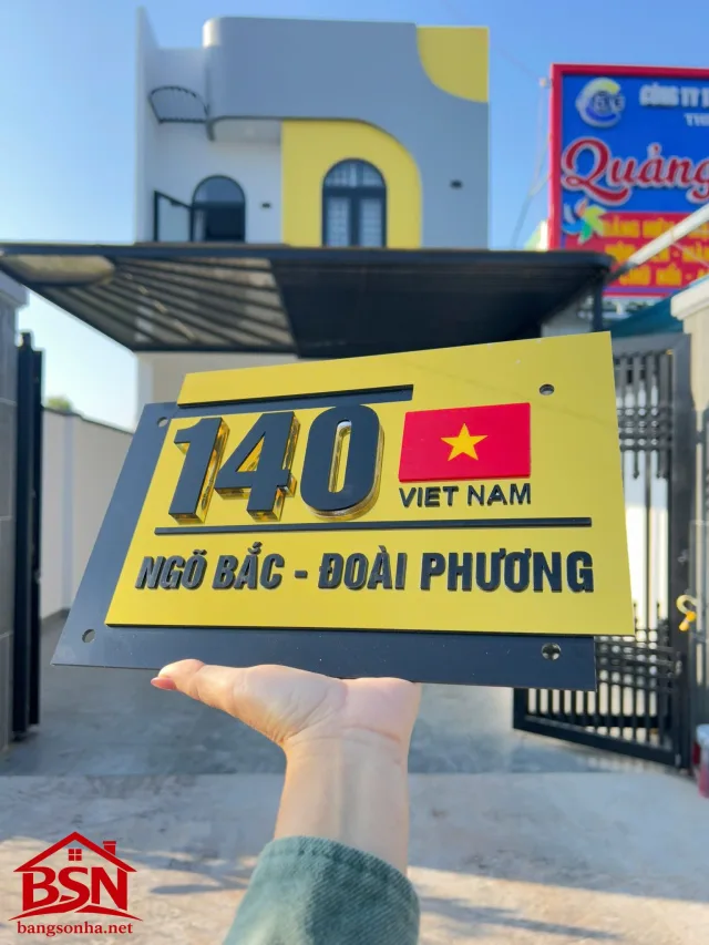 Bảng số nhà alu vàng gương chữ đen 140