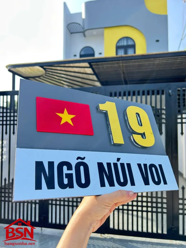 Bảng số nhà nền xám số nổi vàng gương