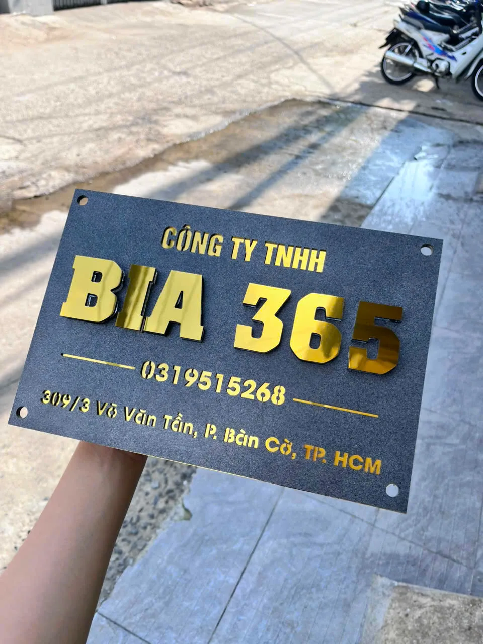 Mẫu bảng tên công ty chữ nổi mica vàng gương cho văn phòng BIA 365