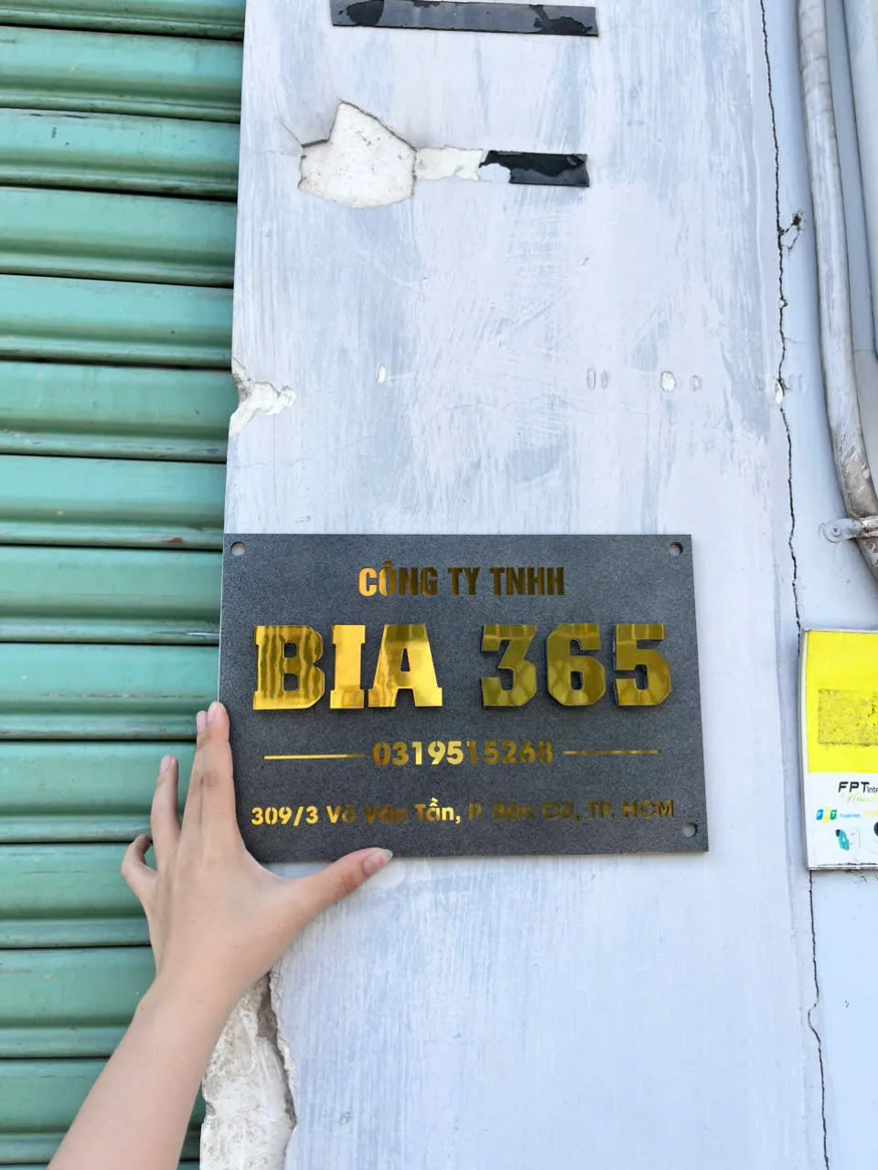 Bảng hiệu công ty BIA 365 nền xám đen kết hợp chữ vàng nổi bật