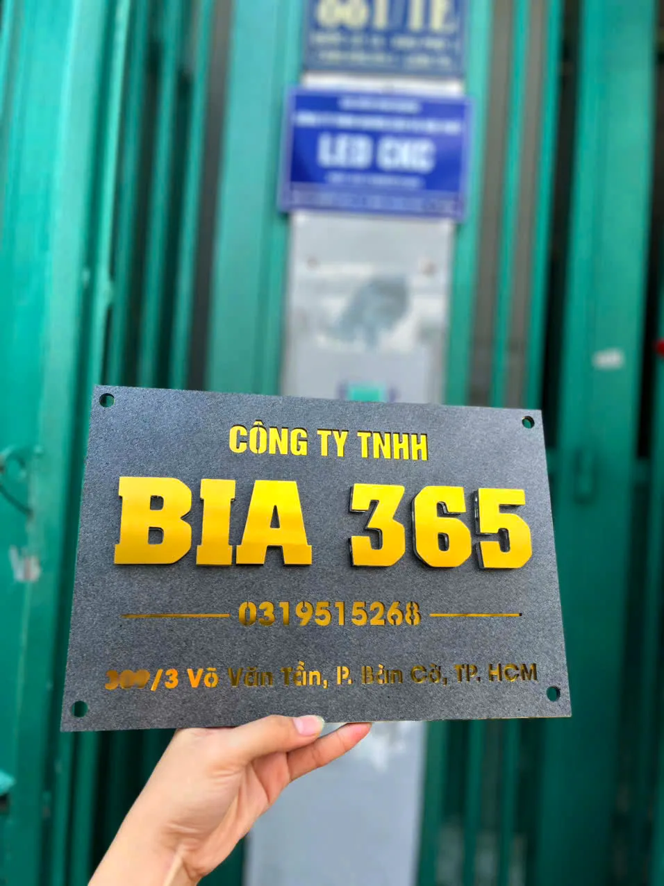 Bảng tên doanh nghiệp BIA 365 thiết kế chữ nổi vàng cao cấp