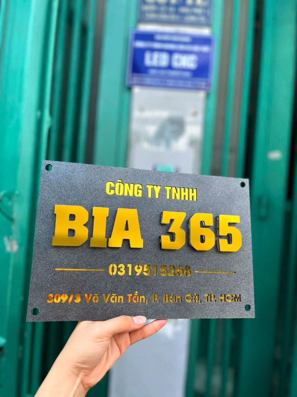 Bảng tên công ty alu xám chữ nổi vàng có lỗ bắt vít chắc chắn