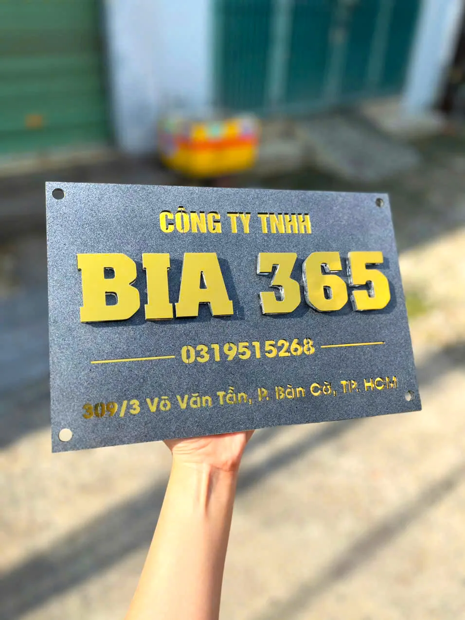 Bảng tên công ty BIA 365 chữ nổi nền xám chữ vàng