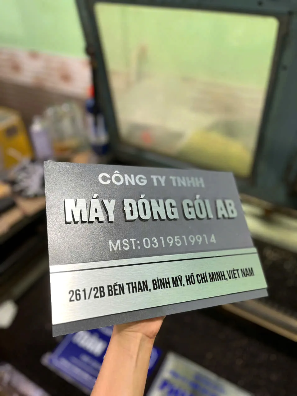 Biển tên công ty chữ nổi bạc nền xám kết hợp inox xước