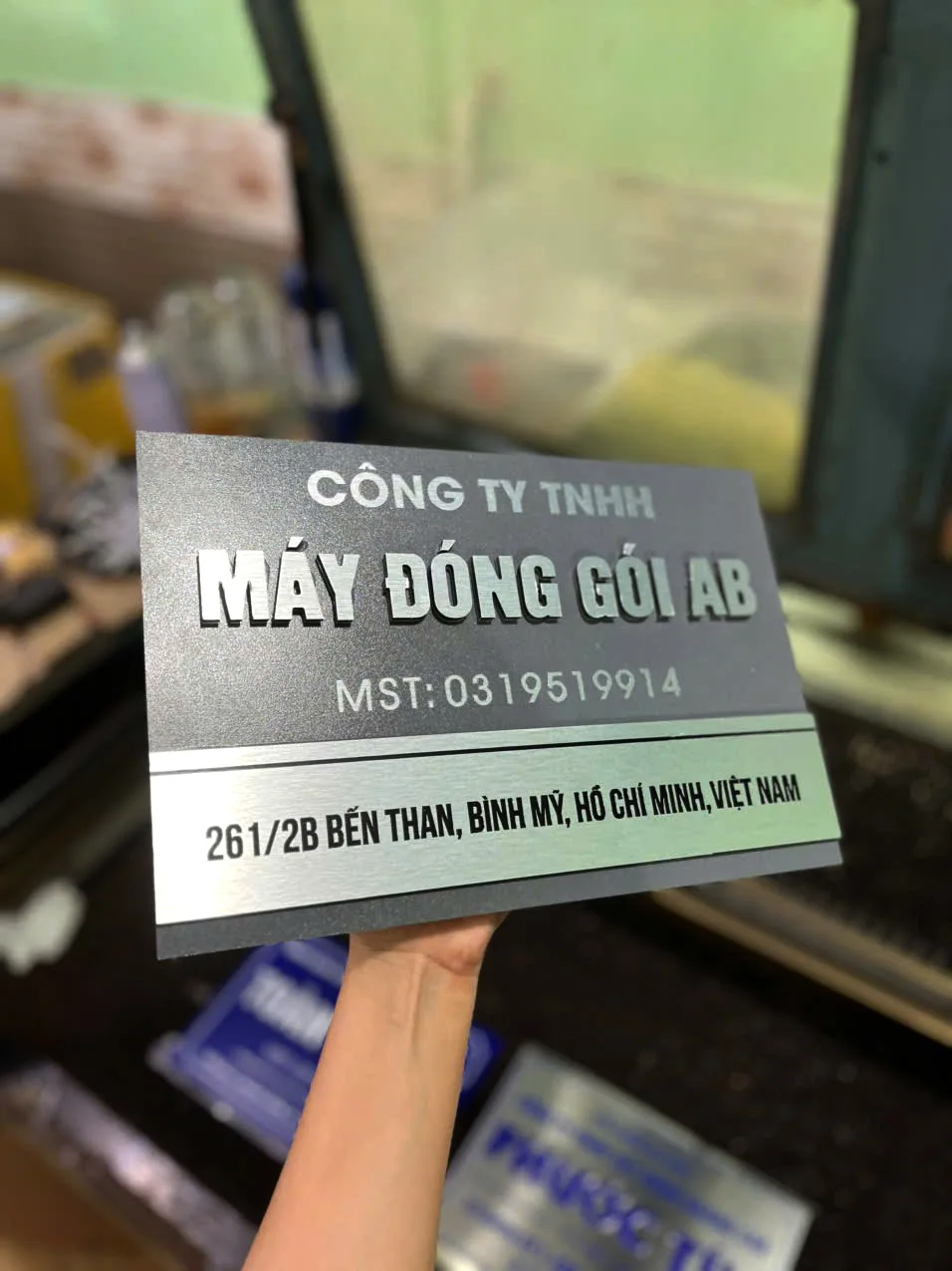 Biển tên công ty chữ nổi bạc nền xám dành cho doanh nghiệp