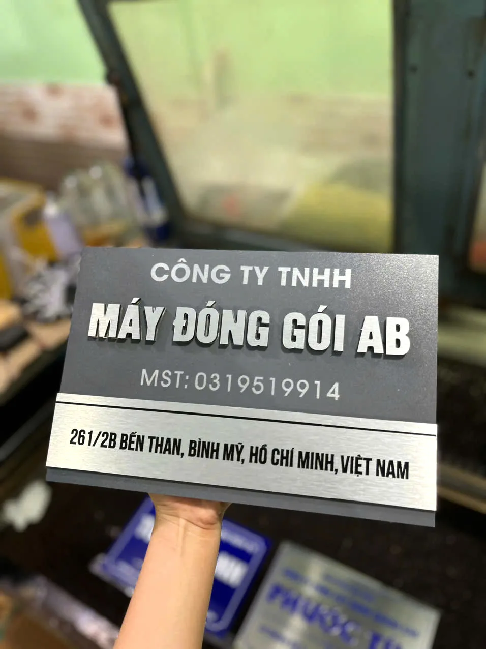Biển tên công ty chữ nổi bạc nền xám thiết kế chuyên nghiệp