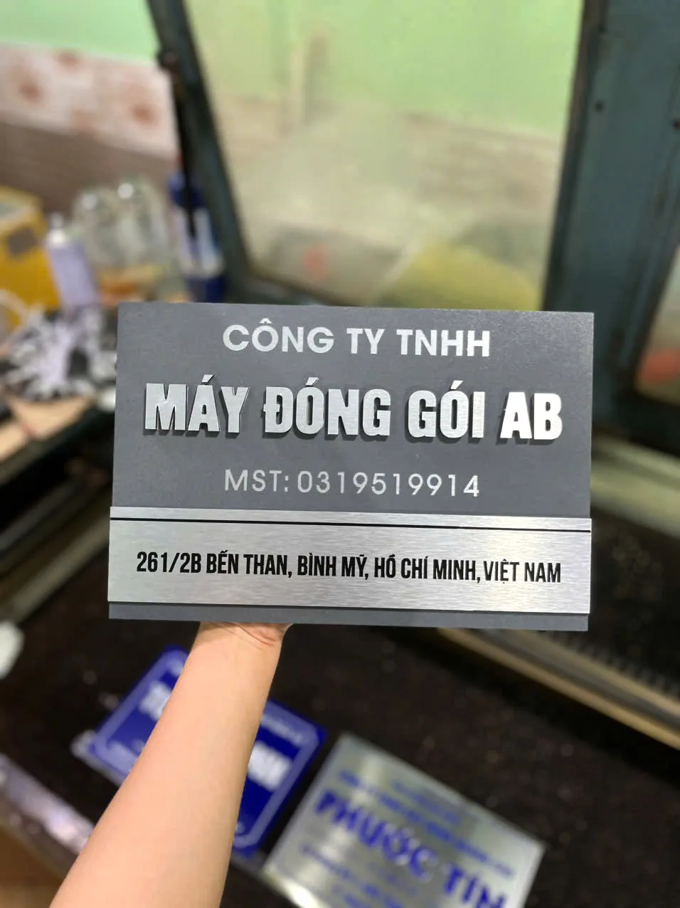 Biển tên công ty chữ nổi bạc nền xám sang trọng cho văn phòng