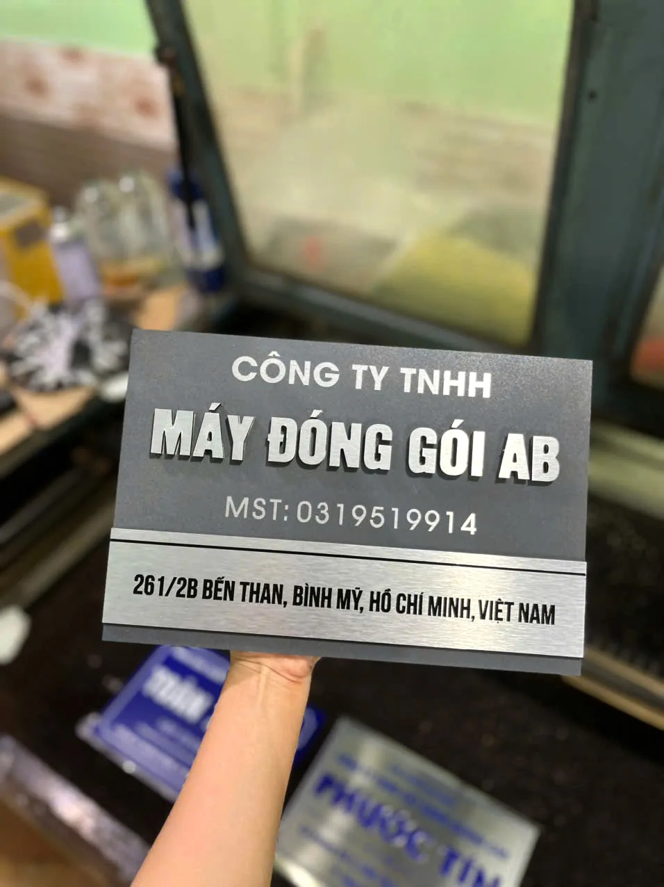 Biển tên công ty chữ nổi bạc nền xám bền đẹp, nổi bật thương hiệu