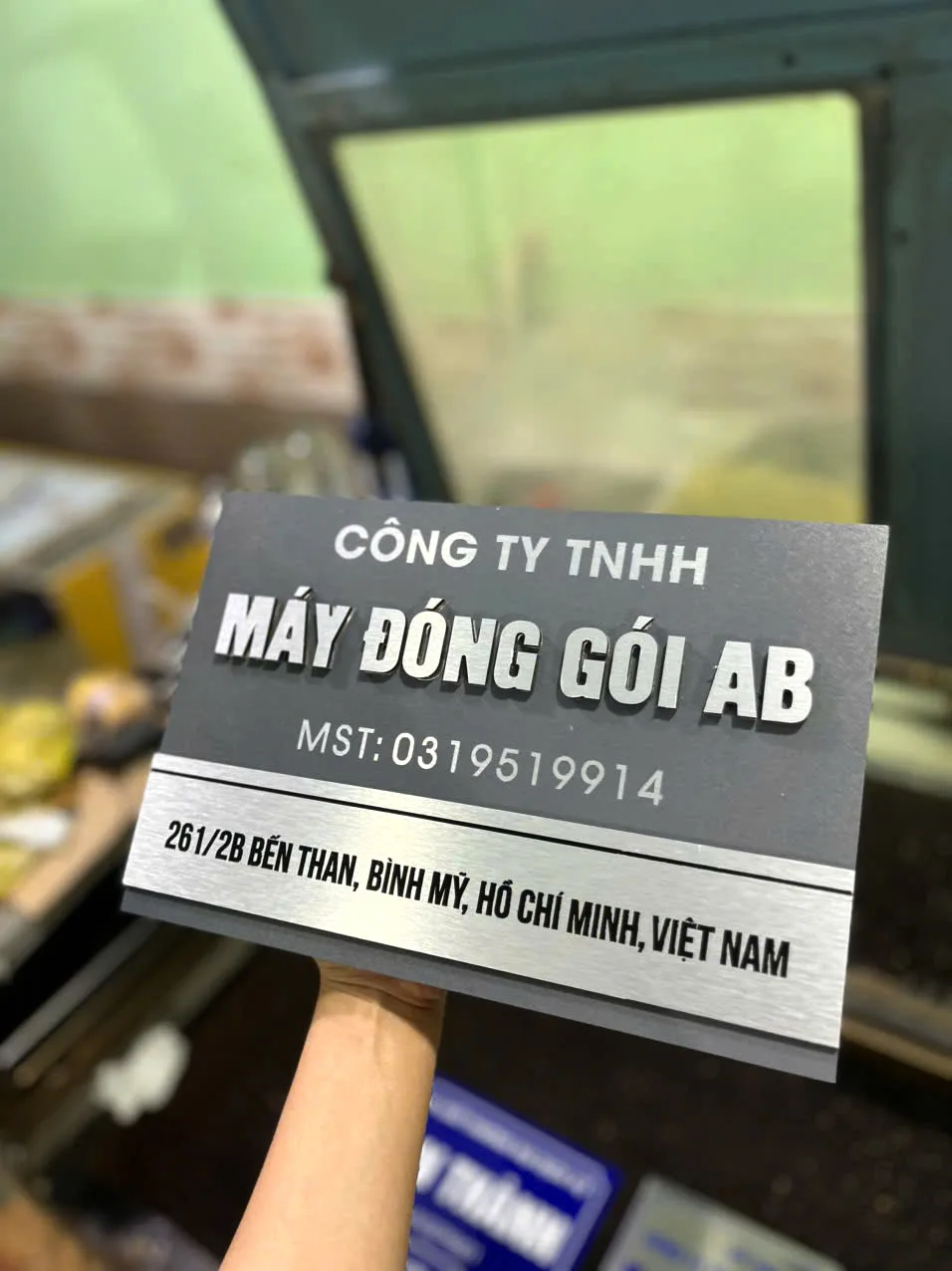Mẫu biển tên công ty chữ nổi bạc nền xám hiện đại