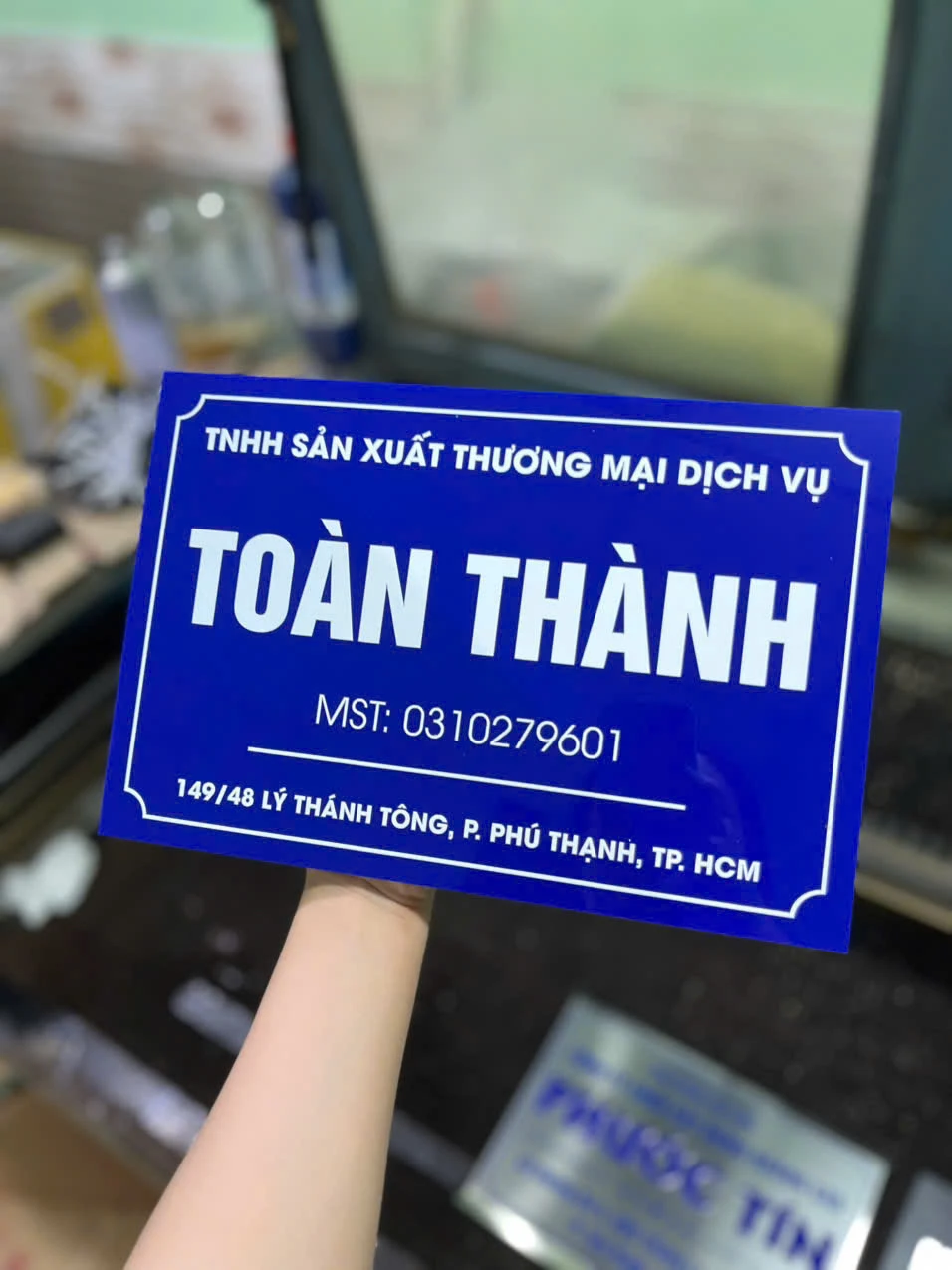 Mẫu biển tên công ty mica nền xanh chữ trắng sang trọng, dễ nhận diện