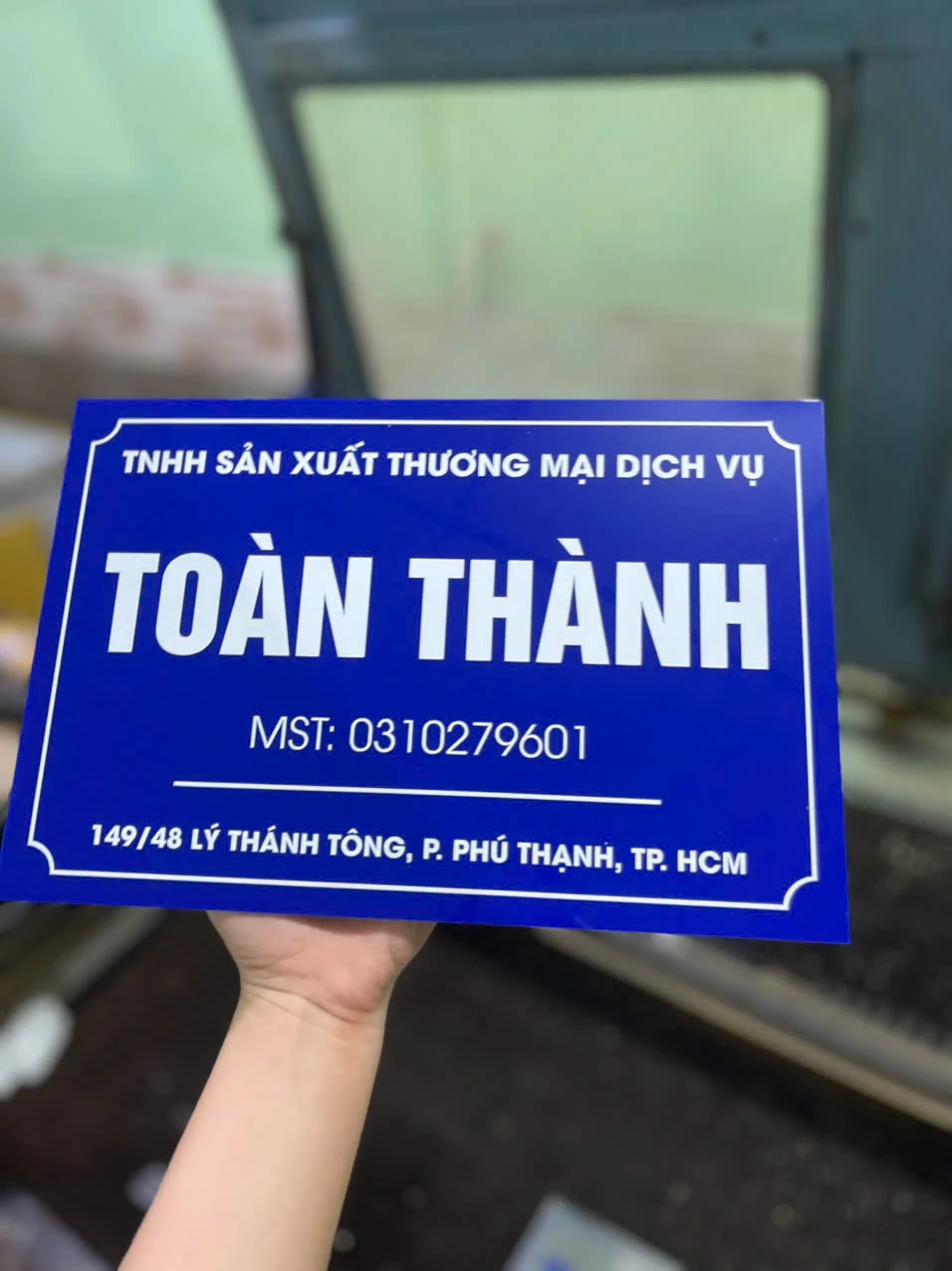 Biển tên doanh nghiệp mica nền xanh chữ trắng hiện đại, tinh tế