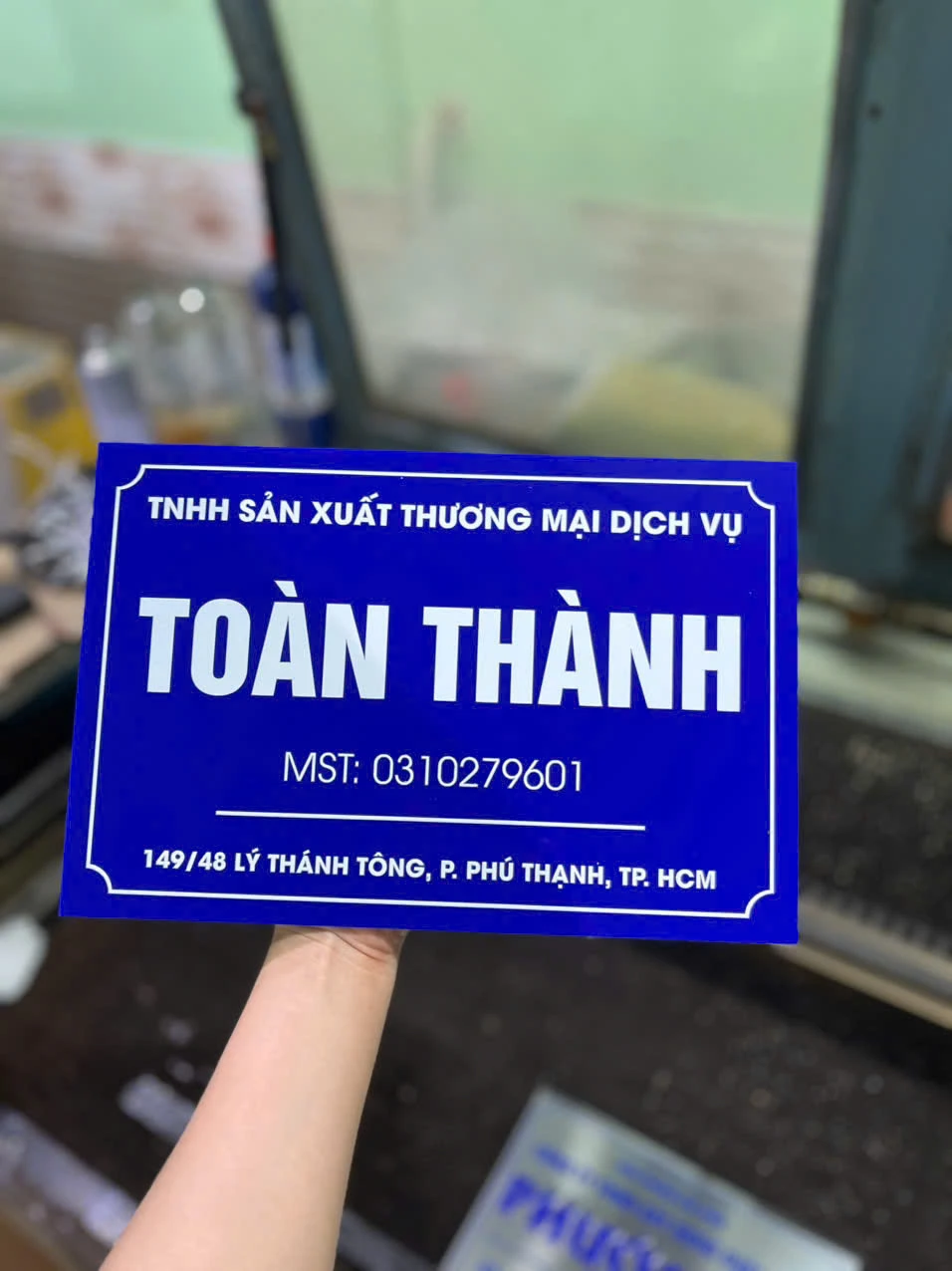 Biển tên công ty mica nền xanh chữ trắng thiết kế nổi bật và chuyên nghiệp