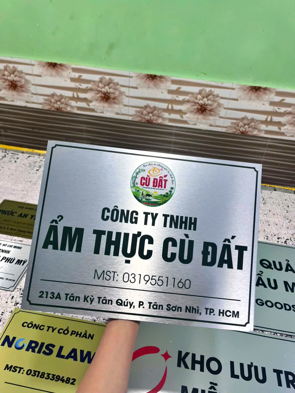 Mẫu biển tên công ty alu xước in UV chữ đen sắc nét, bền màu ngoài trời