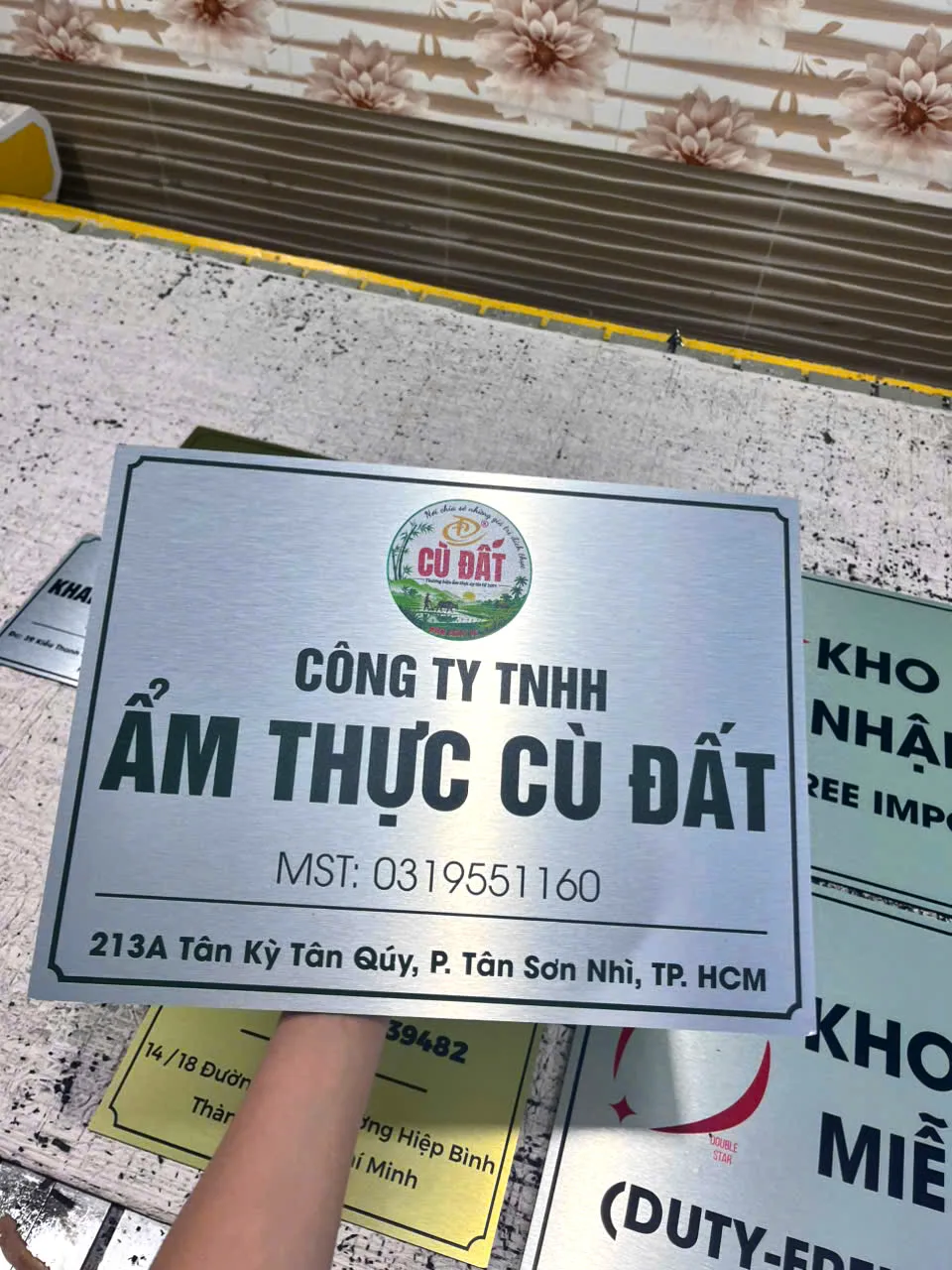 Biển tên công ty alu xước in UV có logo và thông tin doanh nghiệp chuyên nghiệp