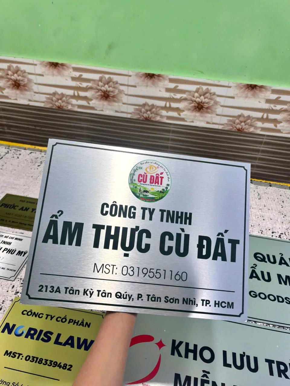 Biển tên công ty alu xước in UV thiết kế tối giản, phù hợp treo trước cửa công ty