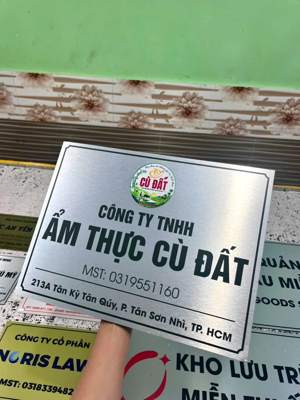 Biển tên công ty alu xước in UV nền kim loại bạc, chữ in rõ nét và hiện đại