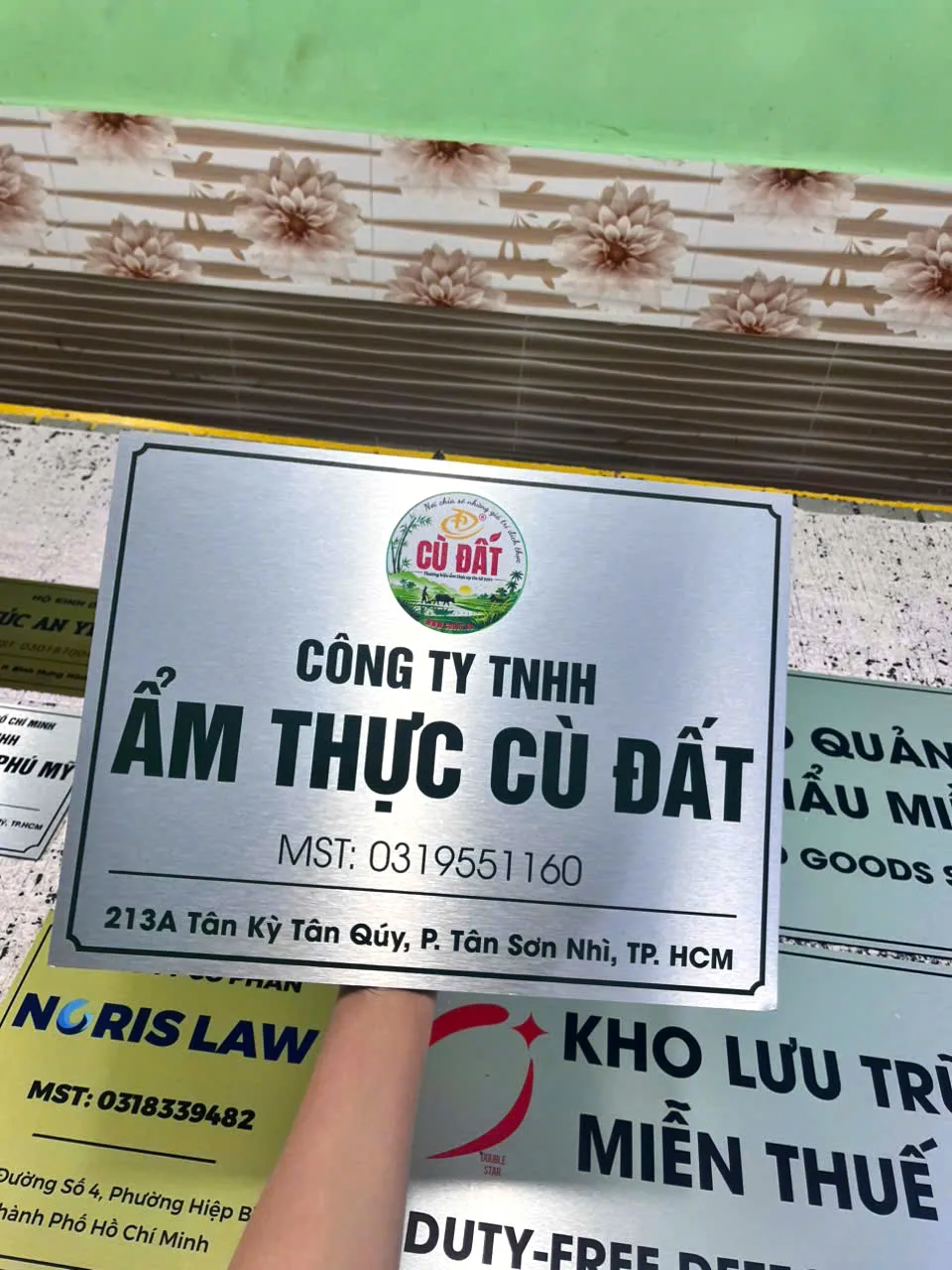 Biển tên công ty alu xước in UV nền bạc sang trọng cho văn phòng doanh nghiệp