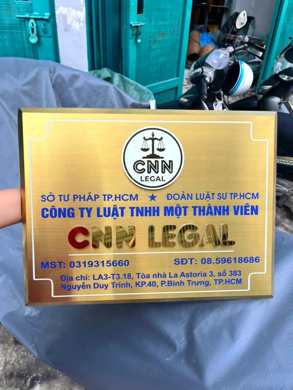 Biển Hiệu Công Ty Inox In Logo Công Ty nền vàng sang trọng