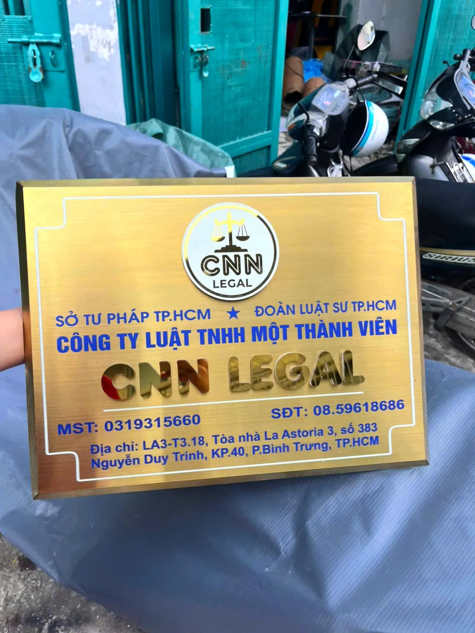 Biển Hiệu Công Ty Inox In Logo Công Ty nền inox xước vàng