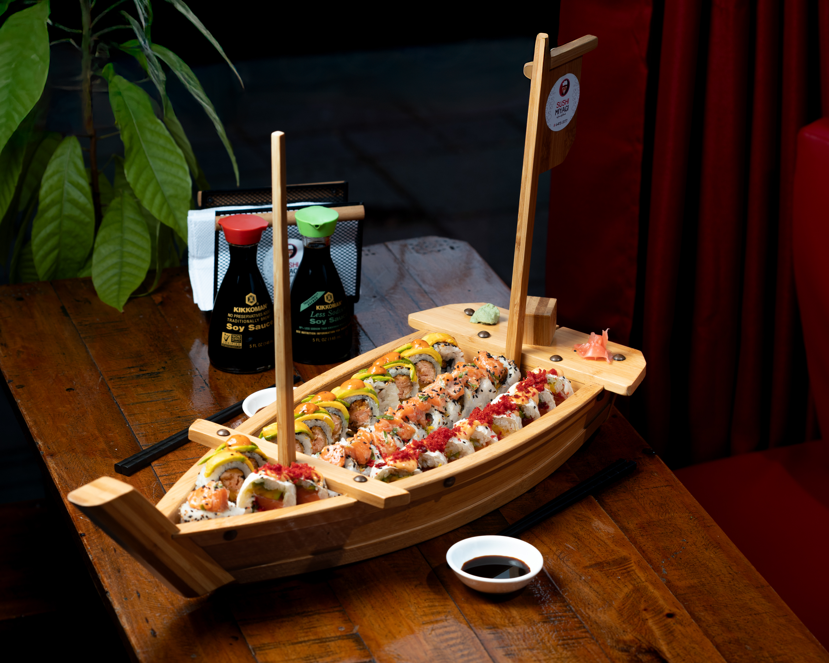 Barco con variedad de sushi de Sushi Miyagi