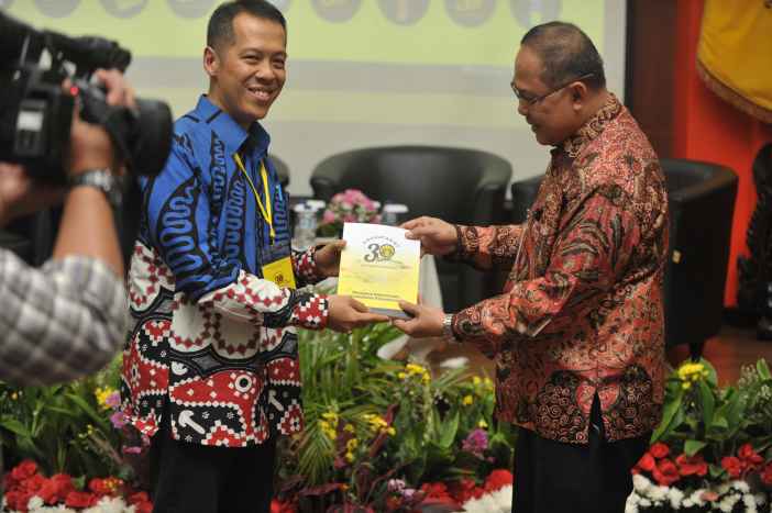 Penyerahan Buku Simbolis kepada Perwakilan MENPORA