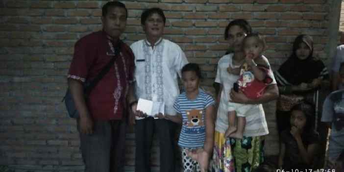 Andri Yani (tiga dari kiri) dan orang tuanya Roza di rumah mereka, saat bersama Endi Saputra (kiri), perangkat Nagari (Dok. Pribadi)