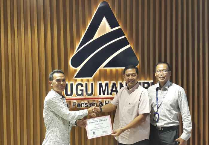 Bantuan CSR Korporasi Asuransi Tugu Mandiri diserahkan secara langsung oleh Daneth Fitrianto (Direktur Keuangan dan Investasi Tugu Mandiri)