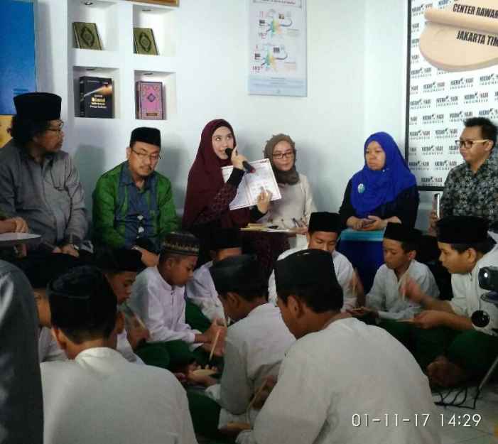Oki Setiana Dewi saat menjelaskan tentang metode belajar Al-Qur'an Neuro Nadi Indonesia. (foto: BKarmila)