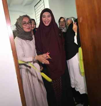 Hj. Yoshiko selaku Pimpinan sekaligus pemilik dan Oki Setiana Dewi secara simbolis gunting pita pembukaan NNI Rawamangun center (foto: istimewa)