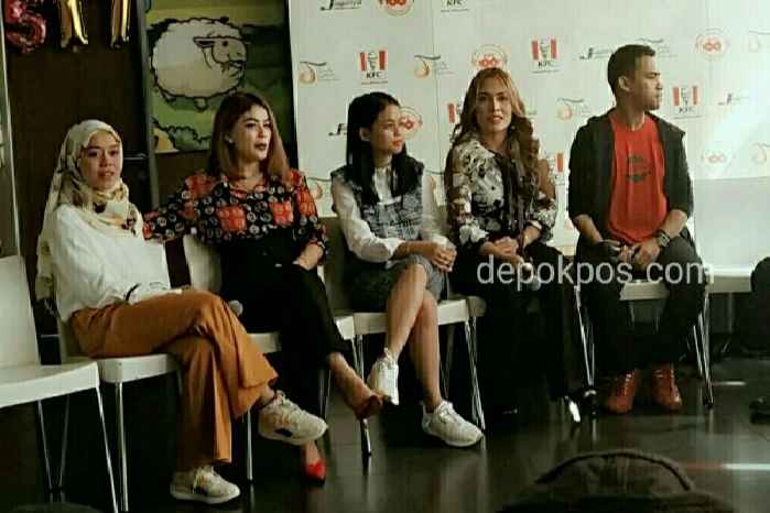 Lesti kejora, Fildan dan para penyanyi dangdut saat rilis album Kompiladut. (Foto: Karmila)