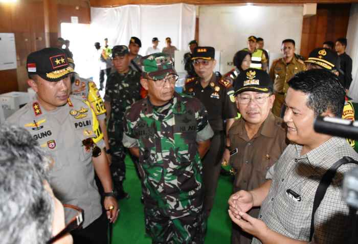 F5570FF0-FC8C-4AFD-948A-8E24B5F6EF9A_jucg8v Kapolda Jabar Irjenpol Agung Budi Maryoto bersama Pangdam III Siliwangi Mayjen TNI Tri Soewandono didampingi Plt Bupati Cianjur H. Herman Suherman bersama Forkopimda Cianjur meninjau persiapan TPS menjelang pemilu di Cianjur, Selasa (16/4/2019).